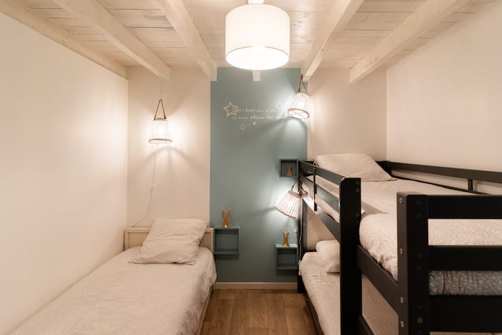 Малката стая „Perséïdes“ посреща млади и стари с трите си единични легла, едното от които е високо от 6 - годишна възраст