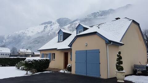 HOUSE OVERLOOKING THE MOUNTAINS