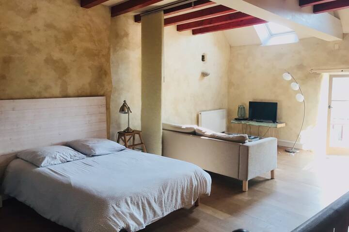 ชั้น 1 พื้นที่นั่งเล่นและเตียงคู่