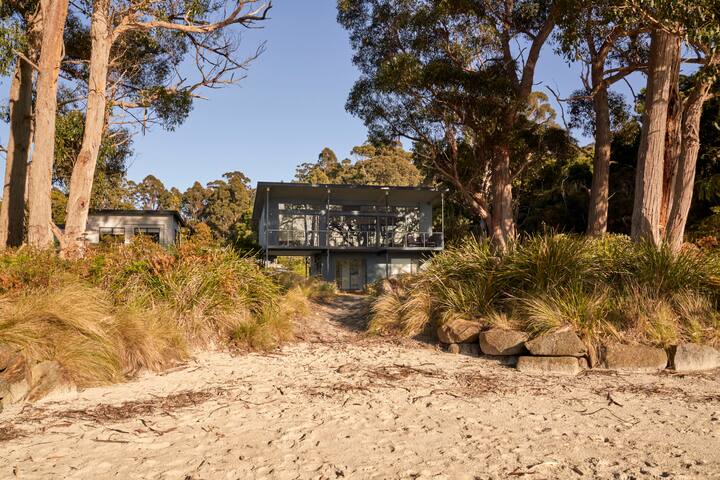 Stewarts Bay Beach House gallery image 3