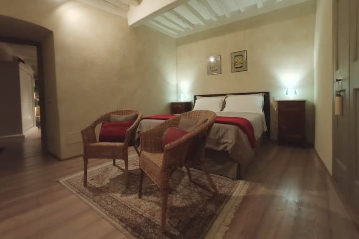 Double bedroom with alley view 