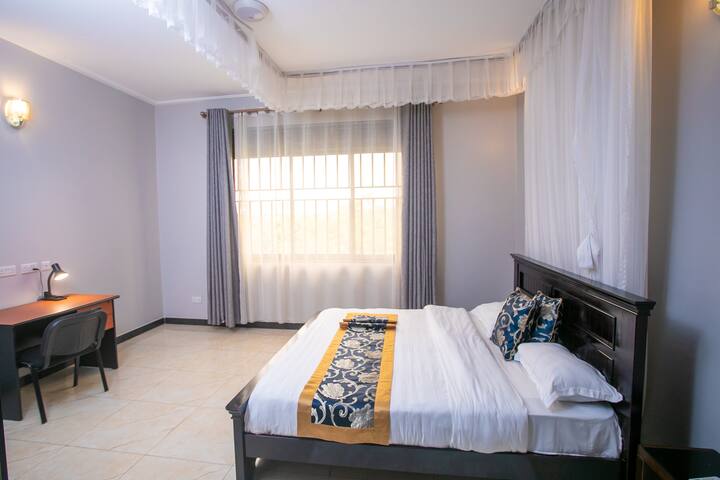 חדר שינה ראשי עם הכללה עצמית 