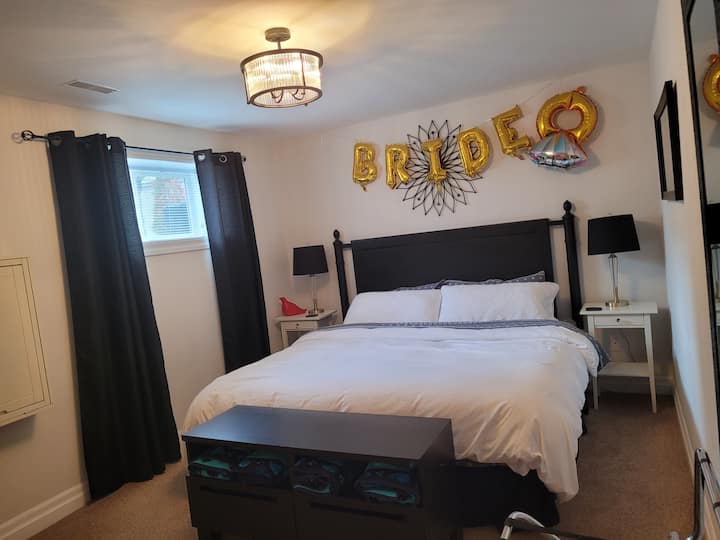 Dhomë dopio "king" me dollap, tavolinë pune me palosje.