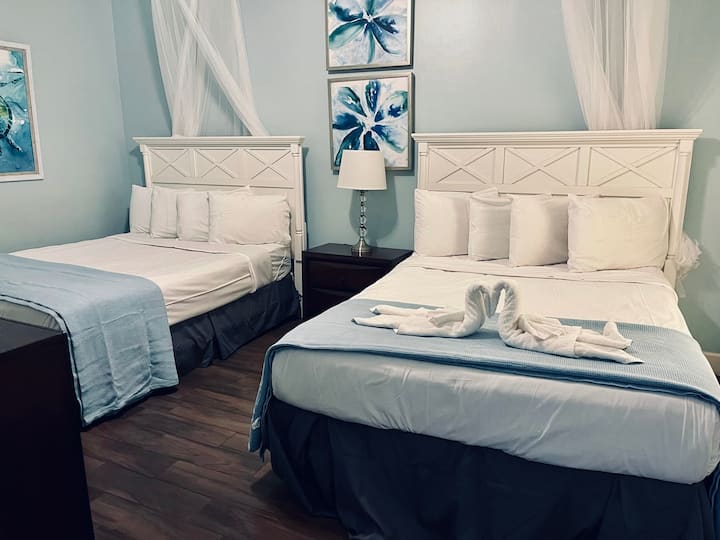 BR 3 s 2 manželskými posteľami Queen a spojovacou kúpeľňou