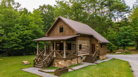 Cowboy Cabin w/ HOT TUB - Four Fillies Lodge