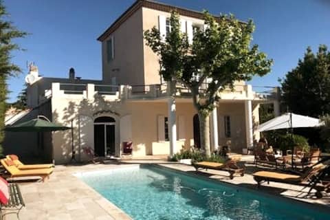 19th century 300 m2 bastide with pool near the beaches