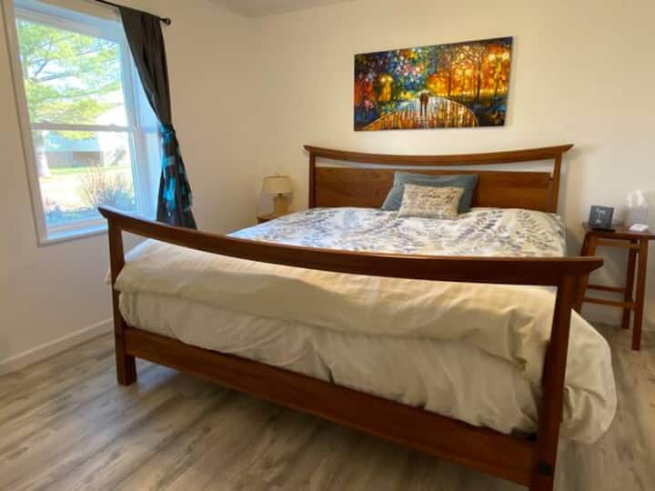 غرفة نوم في الطابق السفلي