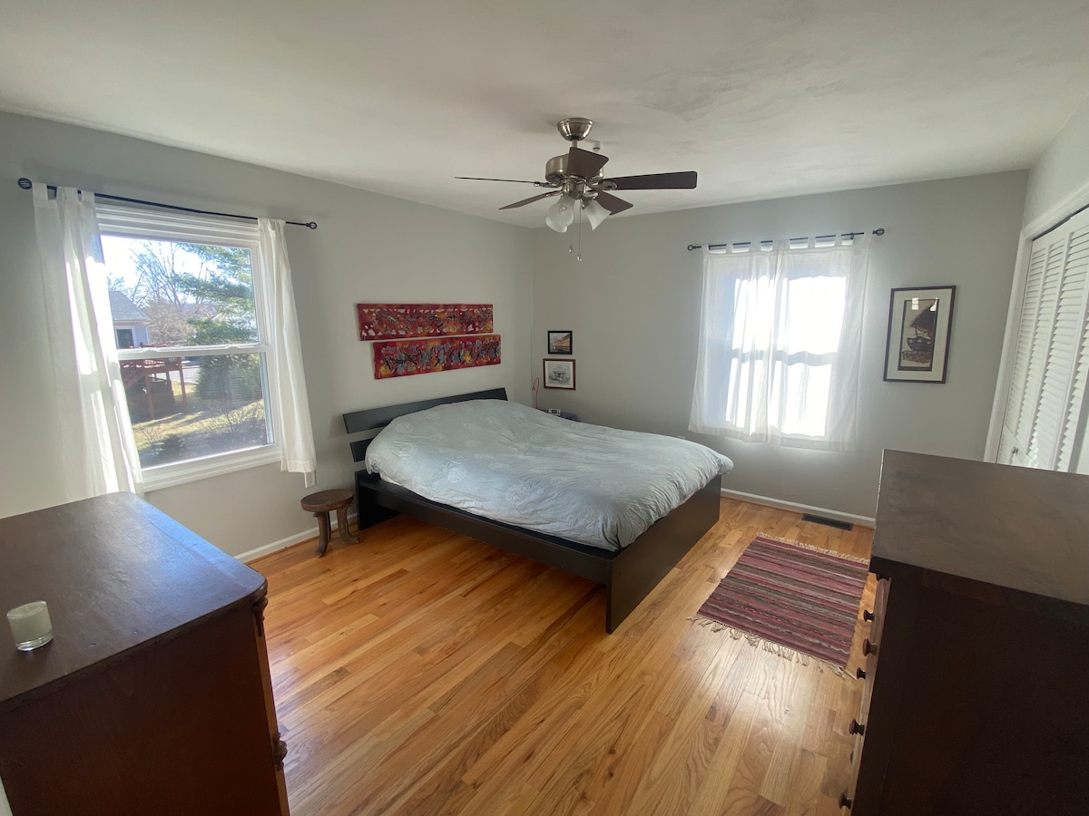 Primárna spálňa s manželskou posteľou Queen