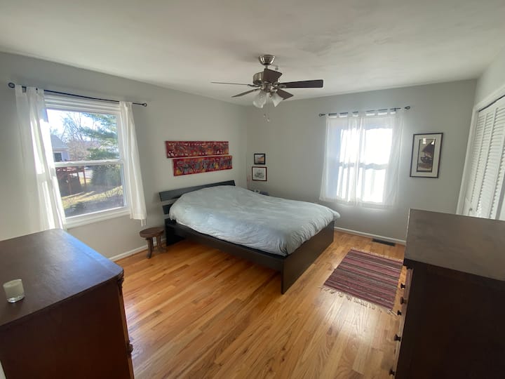 غرفة نوم رئيسية بسرير بحجم كبير