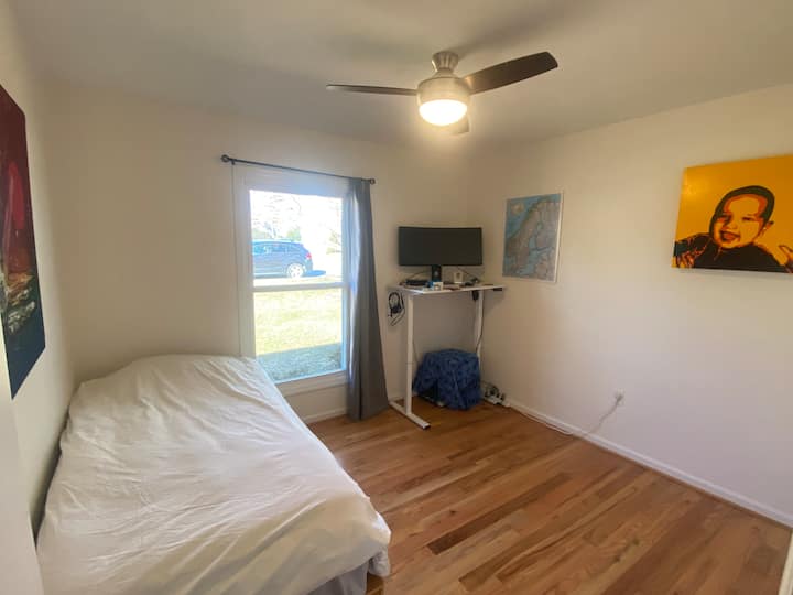 غرفة النوم رقم3 بسرير واحد (ومراتب هوائية اختيارية إذا لزم الأمر)