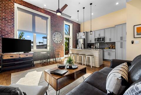 Modern Loft, Pet Friendly, Parking