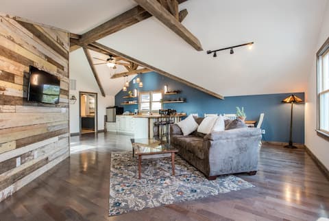 City Access Country Charm w/ Hot Tub and King