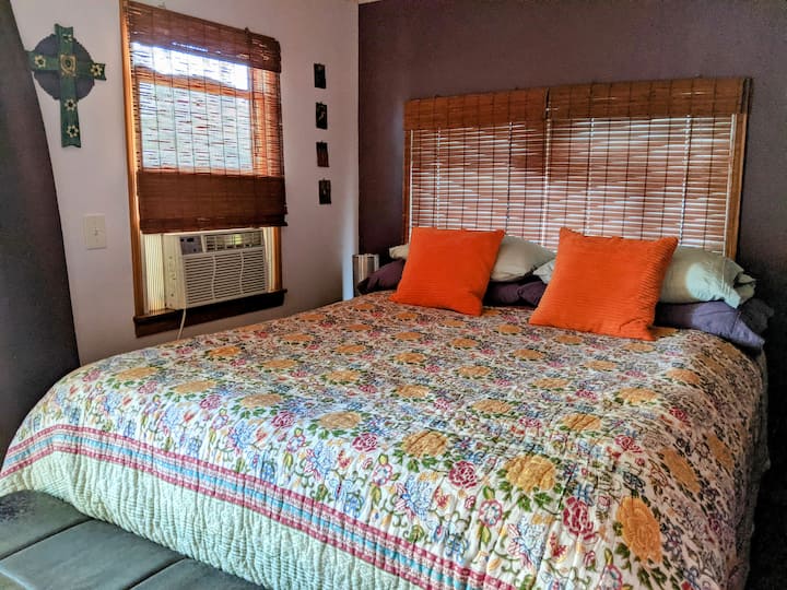 Segundo dormitorio en la parte trasera de la casa con aire acondicionado en la ventana.
