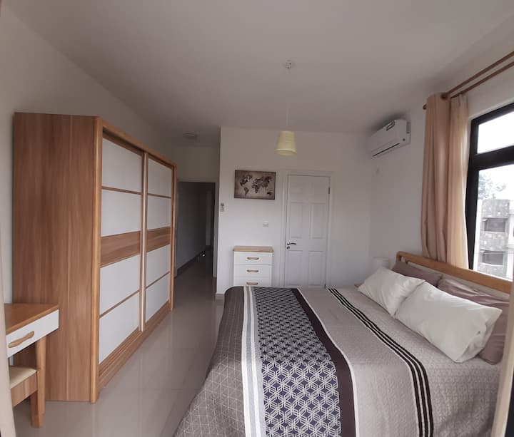 חדר השינה הראשי עם מקלחת ומרפסת.