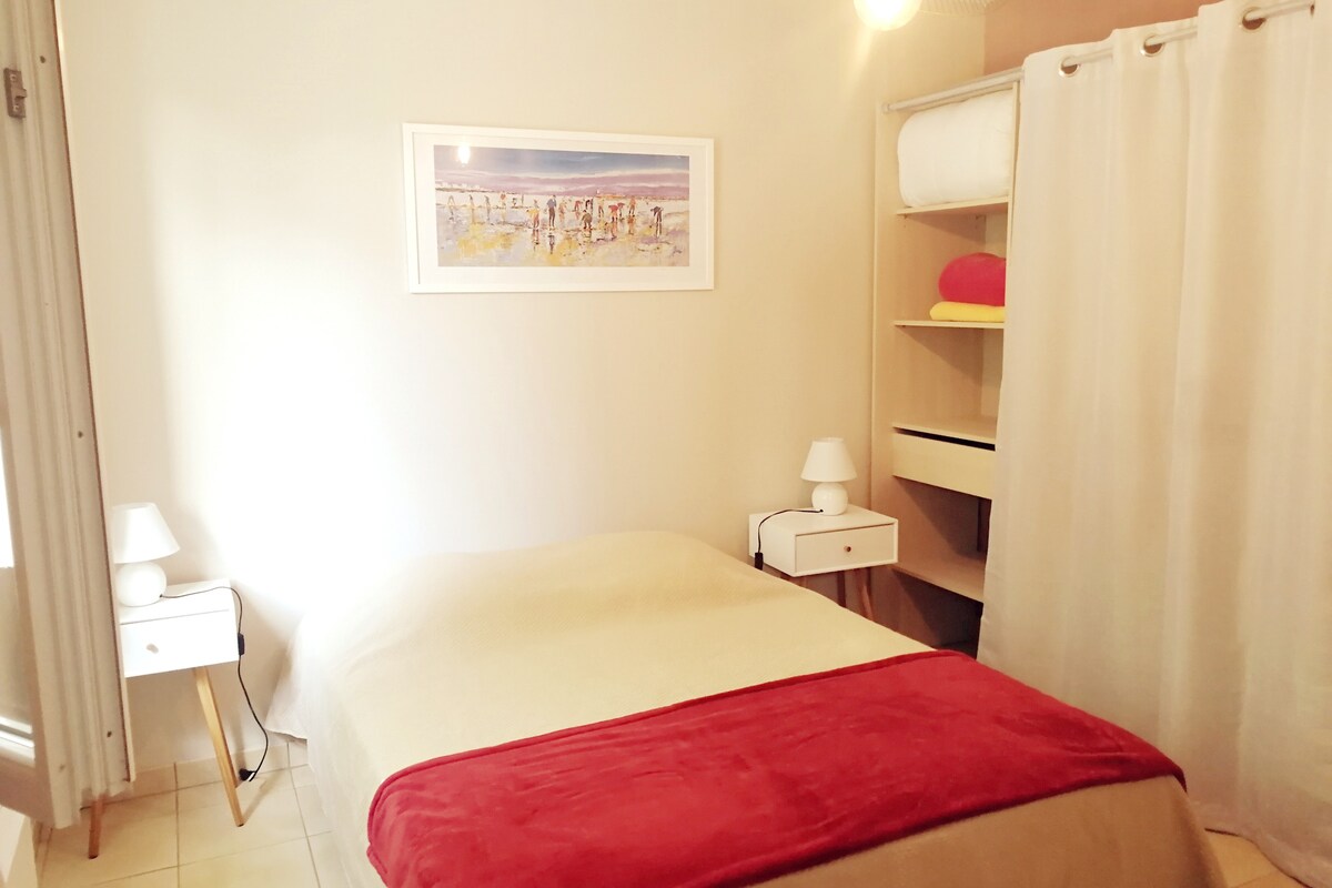 Eerste slaapkamer, een tweepersoonsbed, directe toegang tot het terras voor ontbijt in de zon.
