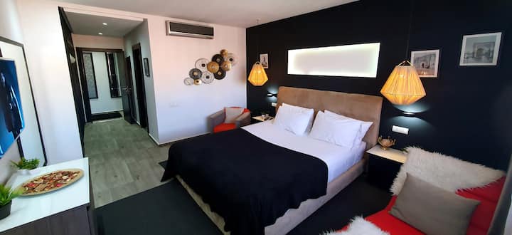 spálňa 2 klimatizované, s vlastnou kúpeľňou, šatníkom a trezorom, televízor 50 palcov medzinárodných kanálov


Klimatizovaný apartmán s vlastnou kúpeľňou, šatňou, televízorom a trezorom.
50-palcové medzinárodné kanály SAMSUNG