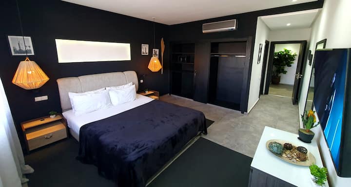 spálňa 1 klimatizácia, s vlastnou kúpeľňou, šatníkom a trezorom, televízor 50 palcov medzinárodných kanálov


1 klimatizovaný apartmán s vlastnou kúpeľňou, šatňou, televízorom a trezorom.
50-palcové medzinárodné kanály SAMSUNG