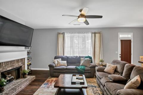 Townhome away from home—Mins. frm Square!