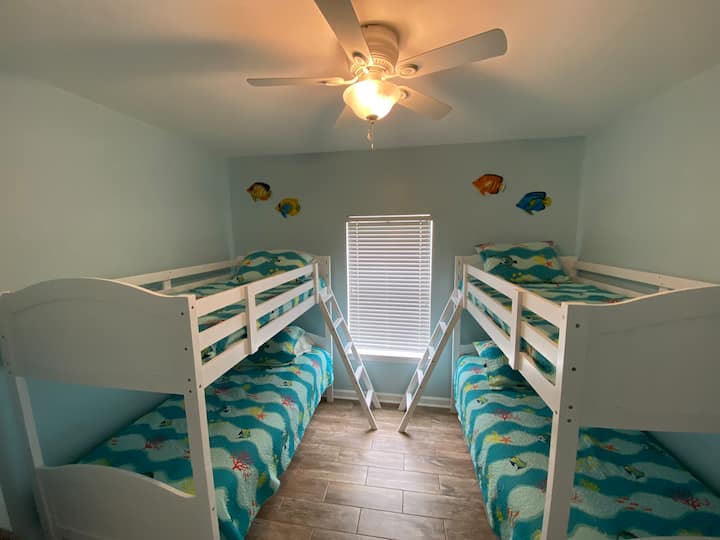 Соба на спрат (средна соба на 1-ви кат).  Гардероберот и телевизорот не се видливи на сликата.