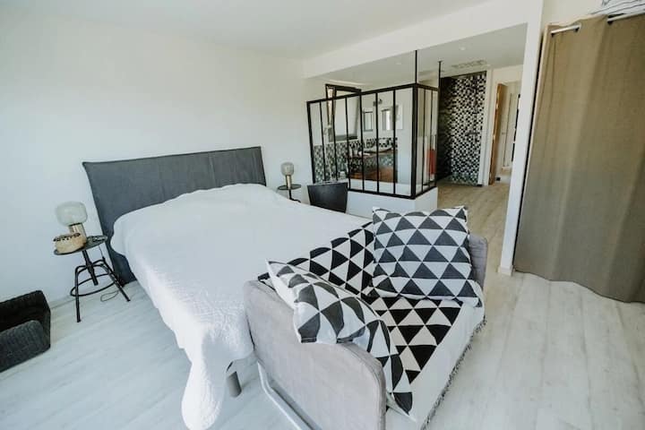 השכרת סדינים אפשרית + סט אחד של מגבות רחצה
€ 47 לשבוע עבור 2
יש להודיע על כך ל - MSG כדי לקבל אותם כשתגיעו

התשלום יועבר עם כניסתכם לשוער שיקבל את פניכם