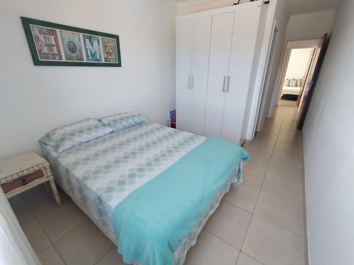 Chumba kilicho na kitanda cha watu wawili cha Ortobom, pazia la kuzima, hewa ya btu 7500 na kabati kamili na matandiko kamili.