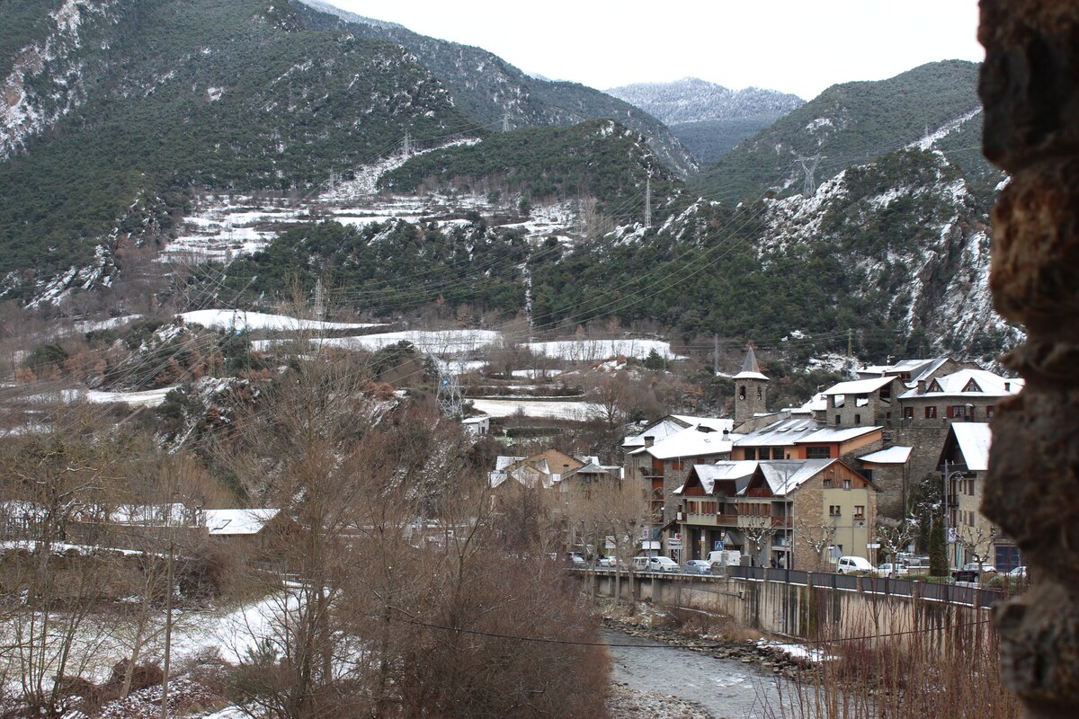 Top Airbnb: Apartment for 4 people overlooking the river in Lleida