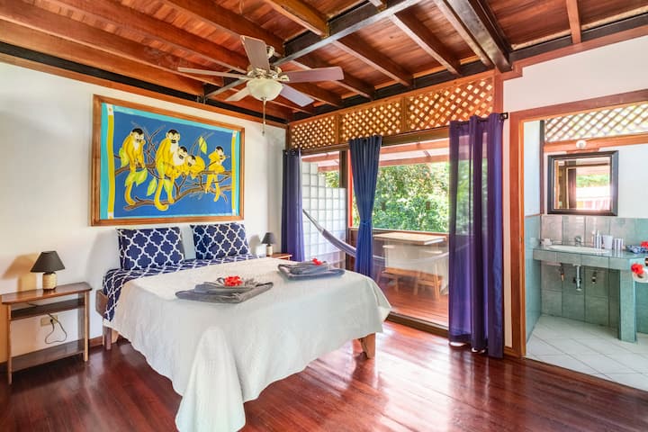 Room # 1 (Second floor) - Queen bed, private bathroom, balcony, hamac, towels, soap.