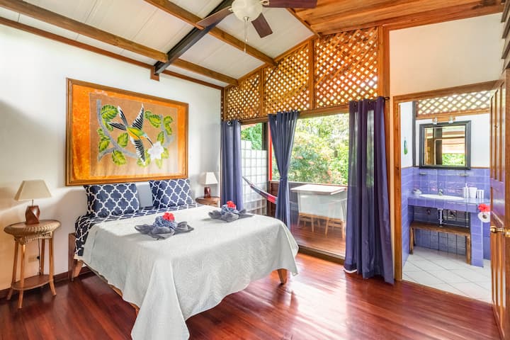 Room # 3 (Third floor)- Queen bed, private bathroom, balcony, hamac, towels, soap.