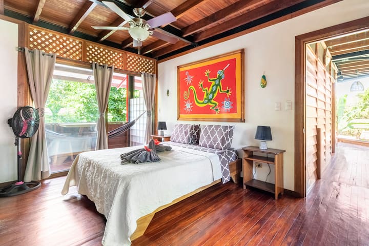 Room # 2 (Second floor) - Queen bed, private bathroom, balcony, hamac, towels, soap.