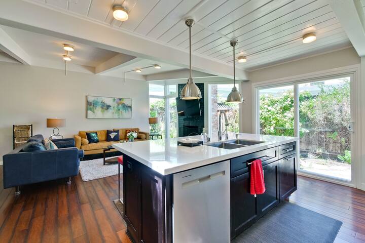 Upscale 4BR/3.5BA house near Stanford w/ AC gallery image 4