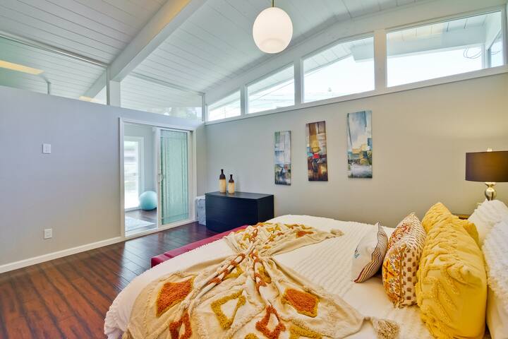 Upscale 4BR/3.5BA house near Stanford w/ AC gallery image 3