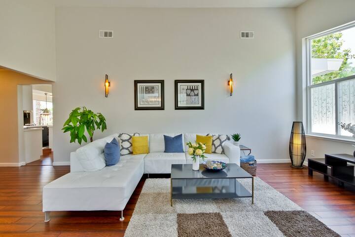 Upscale 4BR/3.5BA house near Stanford w/ AC gallery image 2