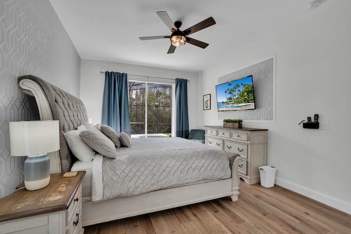 เตียงคิงไซส์ห้องนอนใหญ่ชั้นแรก