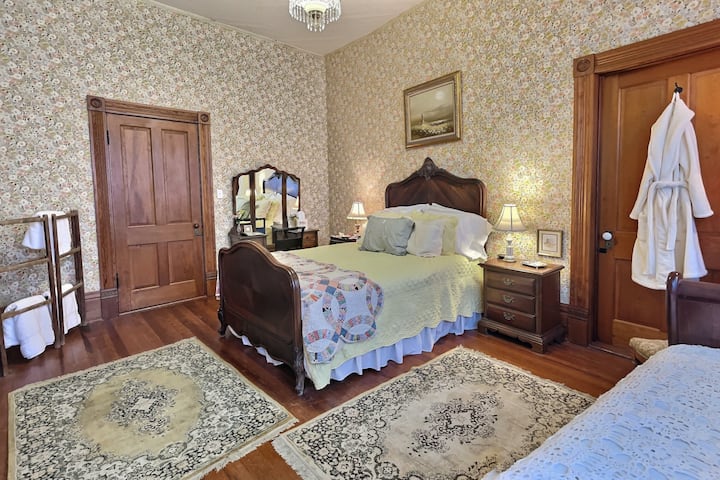 Marigold bedroom - 1 queen bed and 2 twin trundle beds, sleeps 4
