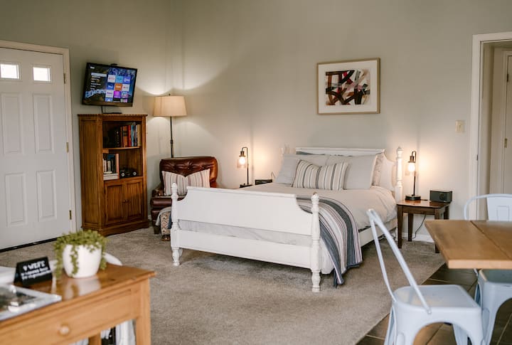 מושכים בחזרה את כיסויי המיטה הכפולה הנוחה ומתכרבלים לתוך שכבות של כריות כשאתם נהנים מתוכנית בטלוויזיה עם המסך השטוח. אנחנו מציעים נטפליקס, פריים וידאו, HBO Max ודיסני+ ב - Roku שלנו, אז אנחנו בטוחים שיש לנו את כל המועדפים שלכם!