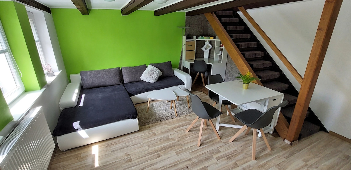 Godine 2023. dodan je novi stol za objedovanje sa stolicama.

Novi stol za objedovanje sa stolicama dodan je 2023.

Novi stol za objedovanje sa stolicama dodan je 2023.