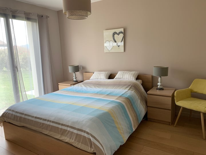 חדר שינה 1 (קומת קרקע)
מיטה זוגית 160