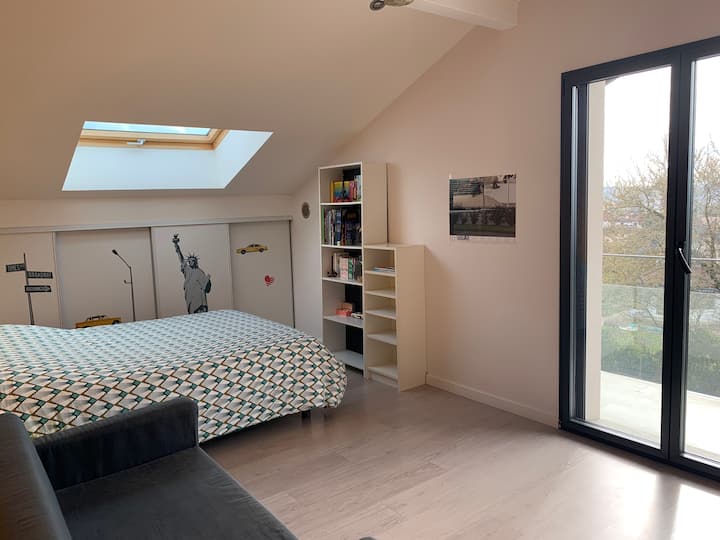 חדר שינה 2 (למעלה)
מיטה זוגית 140
גישה למרפסת