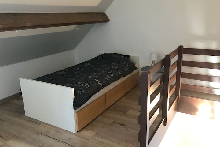 Tercer dormitorio interconectado en el altillo. 
Cama para 1 persona. 