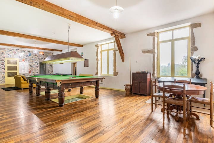 在桌子上扑克？