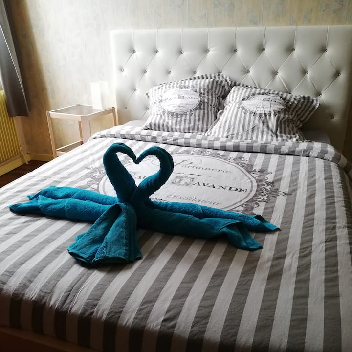 psyche房间， 1张标准双人床和1张婴儿床