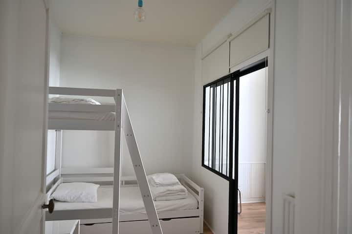 Единечни детски кревети во спална соба 2 (вклучувајќи и 1 на мезанинот од 6 години и повеќе). Затемнети ролетни за дневна светлина.