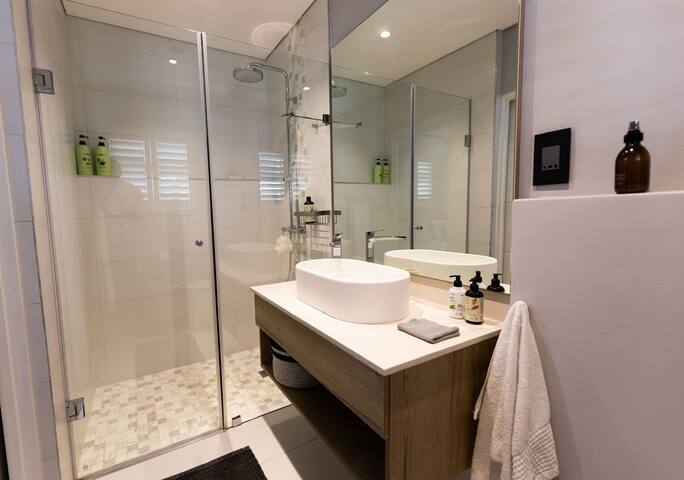 Upmarket Cape Town Beach Front Apartment gallery image 3