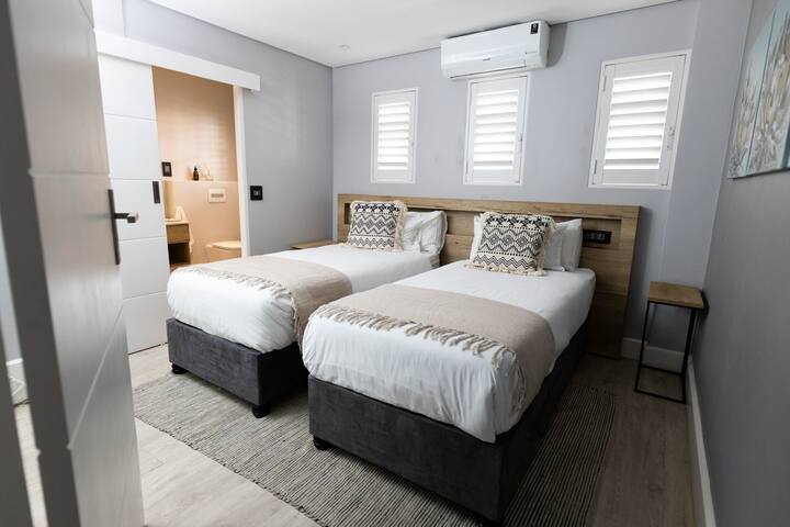 Upmarket Cape Town Beach Front Apartment gallery image 2