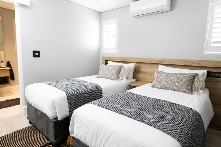 Upmarket Cape Town Beach Front Apartment gallery image 4