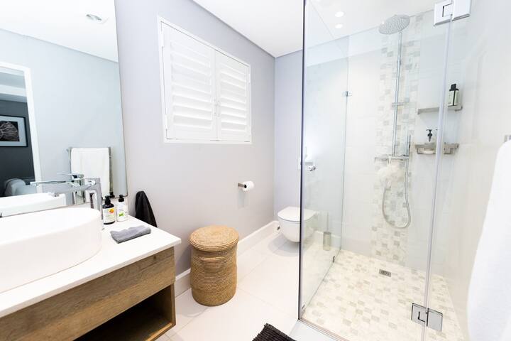 Upmarket Cape Town Beach Front Apartment gallery image 5