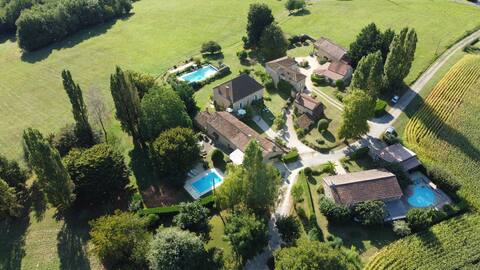 2 gîtes next to each other and swimming pool