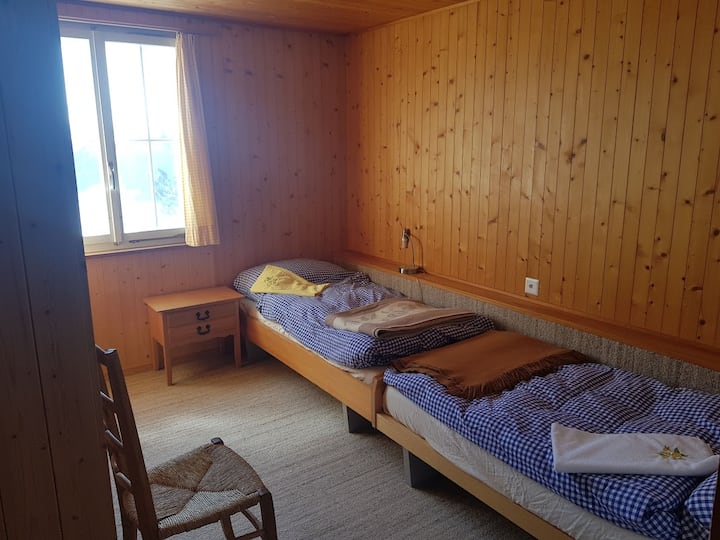 Doppelzimmer im Parterre mit Blick gegen Muotathal / Glärnisch