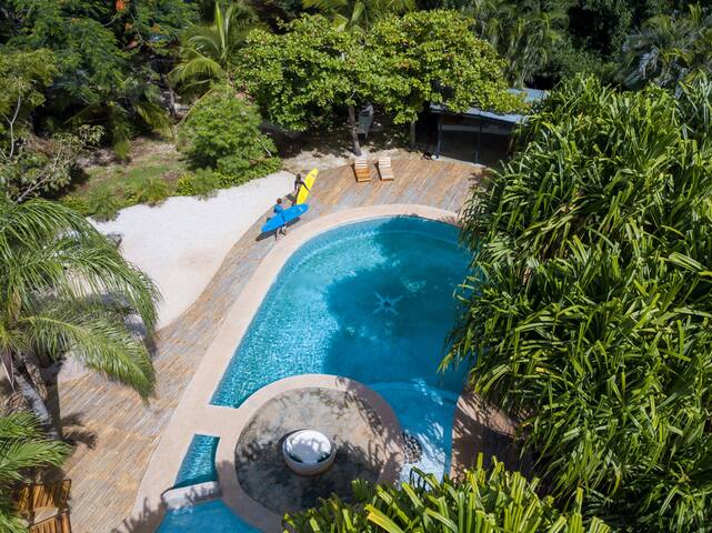 Tropical bungalow with Garden View