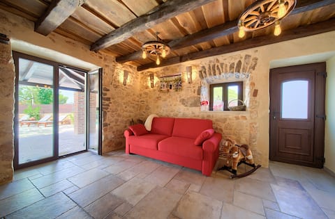 Popular Airbnb listing: Holiday House Ursa+heated pool, 700m to beach in Pinezići